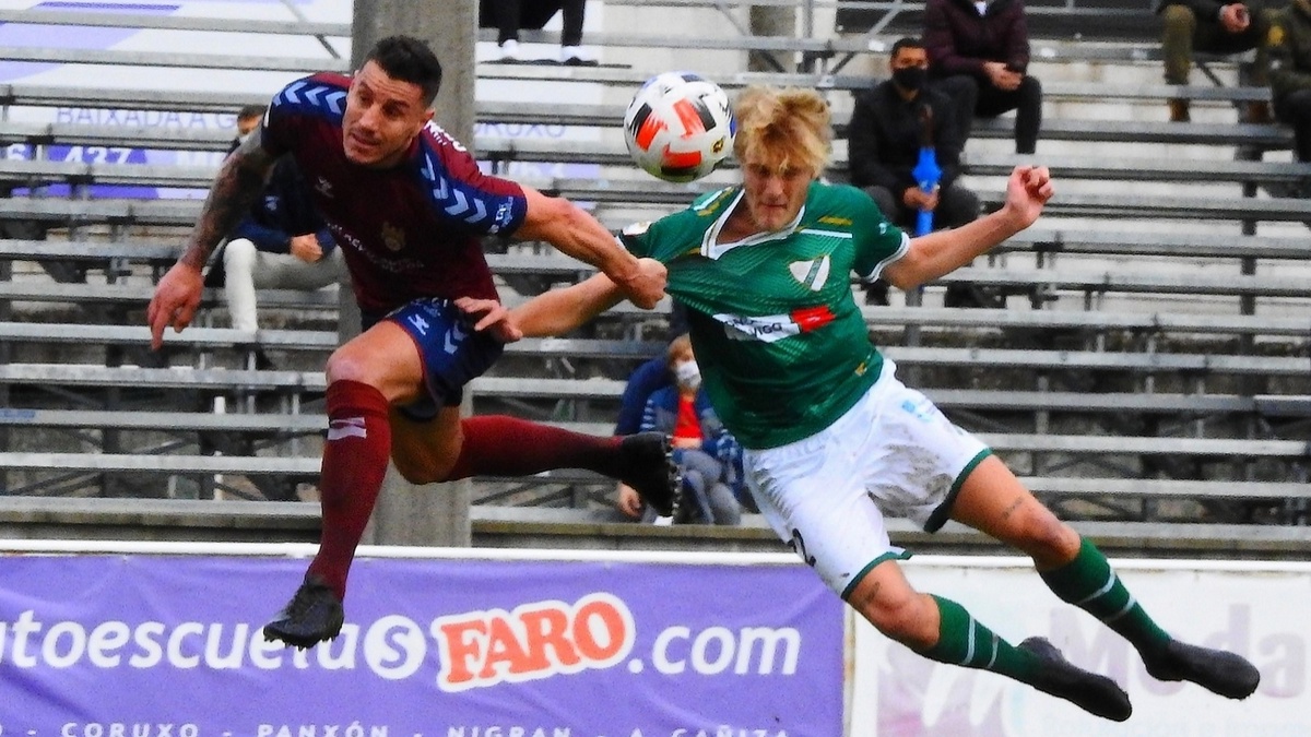 Duelo entre jugadores del Coruxo FC y Pontevedra CFF