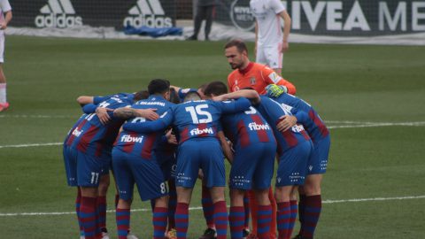 Corro de los jugadores del Poblense