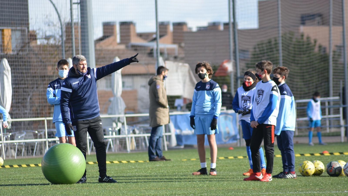 Marc Domínguez entrenador Flat Earth FC