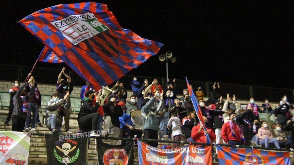 Afición del Extremadura UD en el Estadio Romano