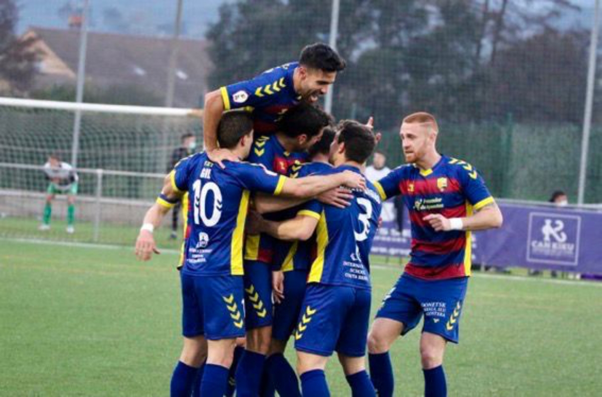 futbolistas llagostera celebrando gol