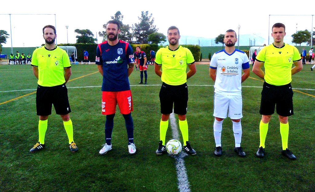 El trío arbitral se prepara junto a los capitanes para afrontar el derbi entre dos equipos de la Vega Baja.