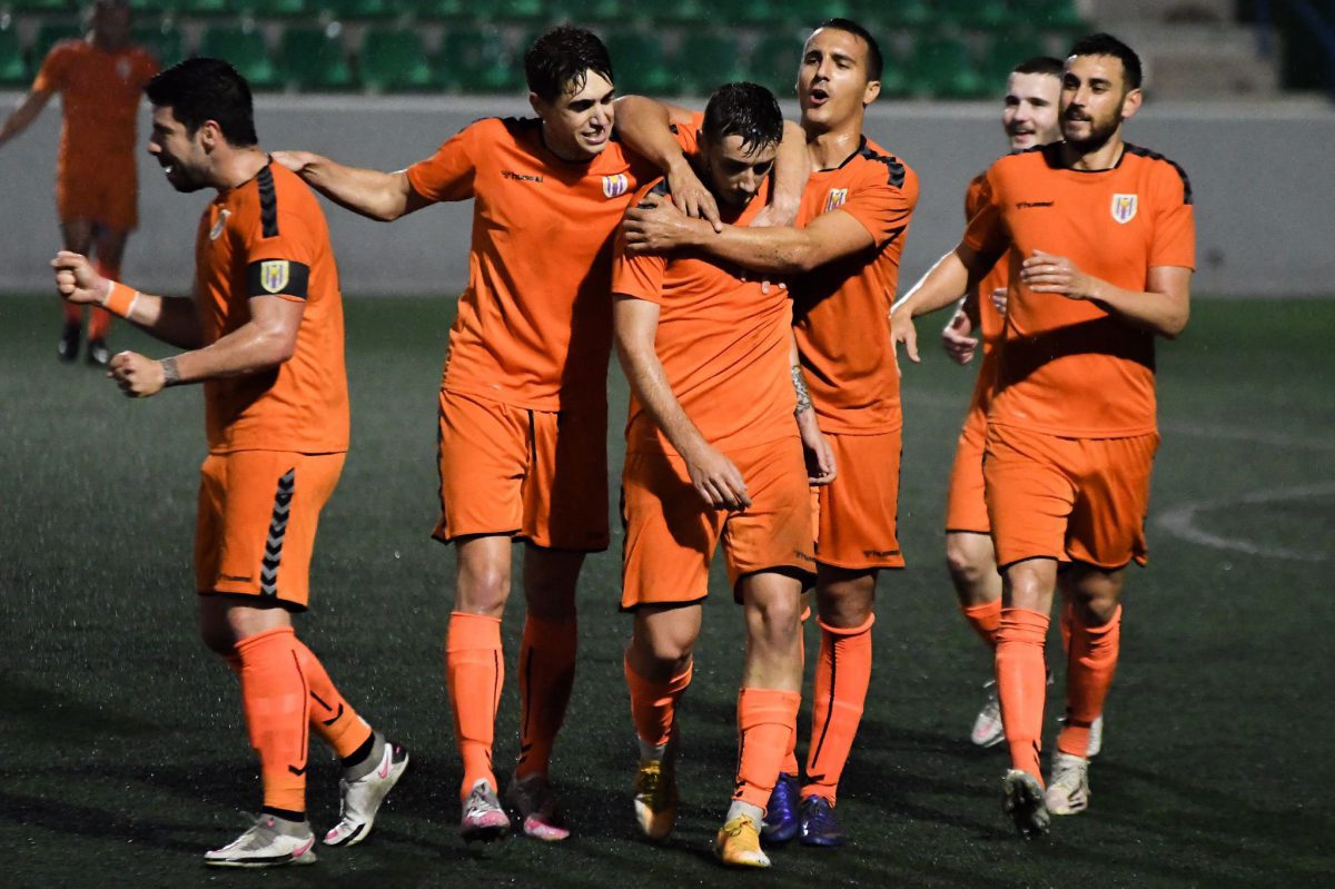 Celebración de los jugadores del conjunto torrellanero con Javi Llor tras marcar uno de los dos goles contra el Novelda UD CF.