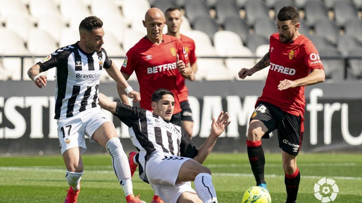 bodiger intentando robar el balón