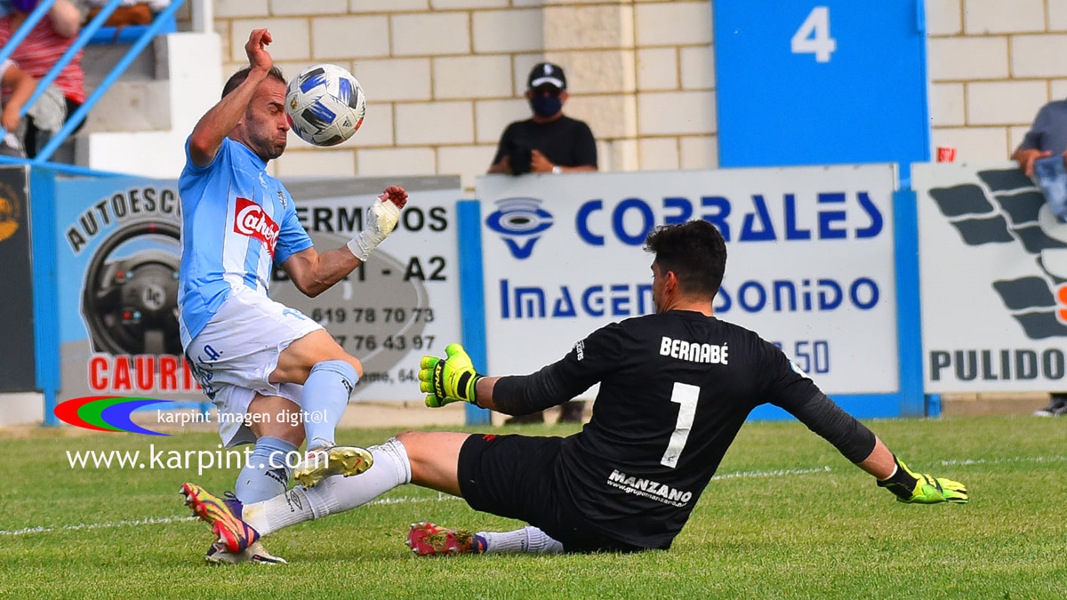 Chema partido ante el CP Cacereño