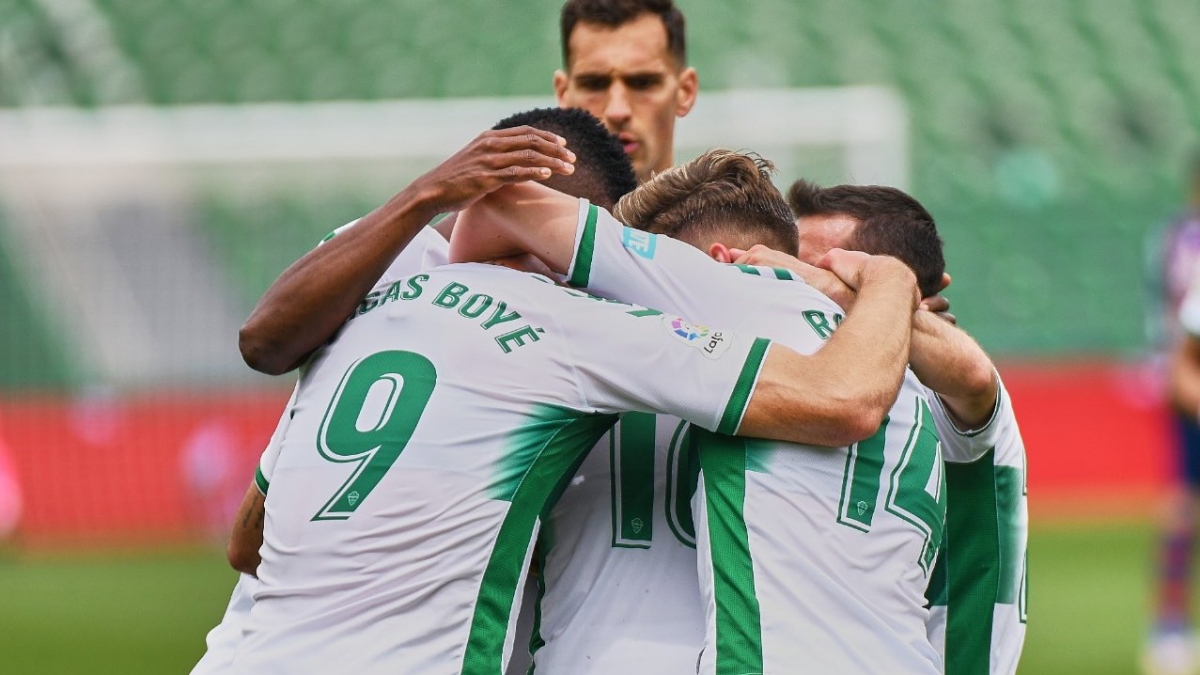 La plantilla del Elche celebrando efusivamente