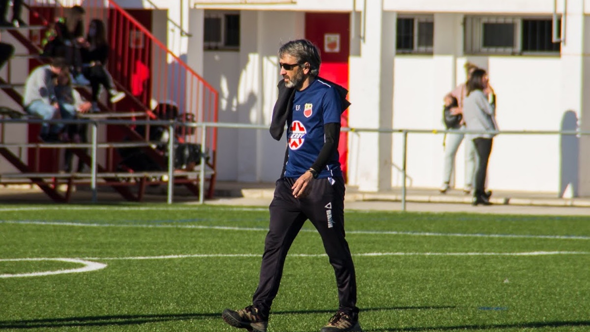 Enrique andando por el césped del estadio