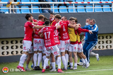 Los jugadores del CD Ibiza celebrando un gol