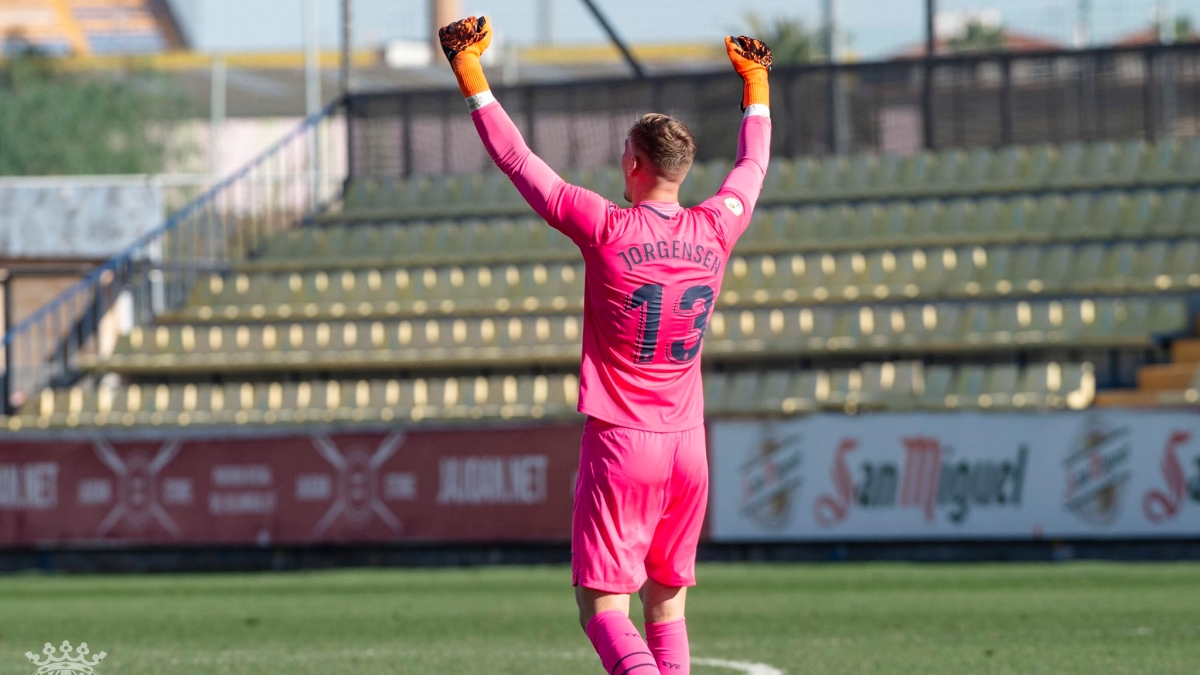 Filip Jorgensen en un partido con el Villarreal B