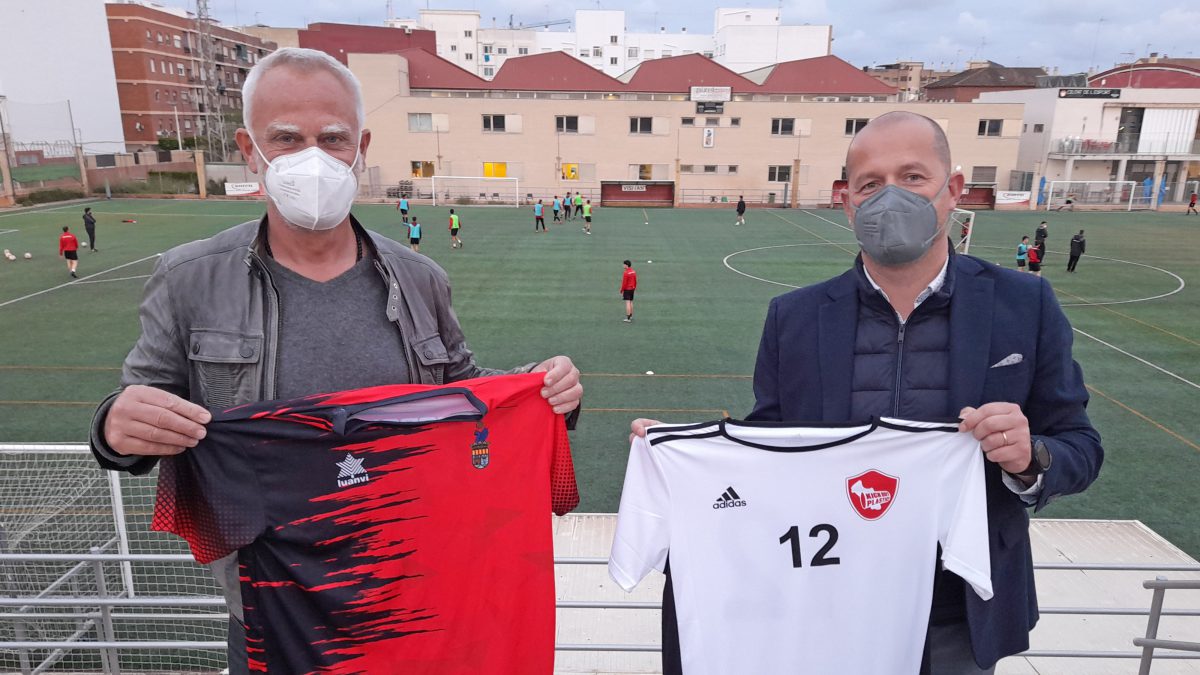 Lars Böcking, presidente de la Fundación Kick Out Plastic, y Xema Soler, presidente del Alboraya UD