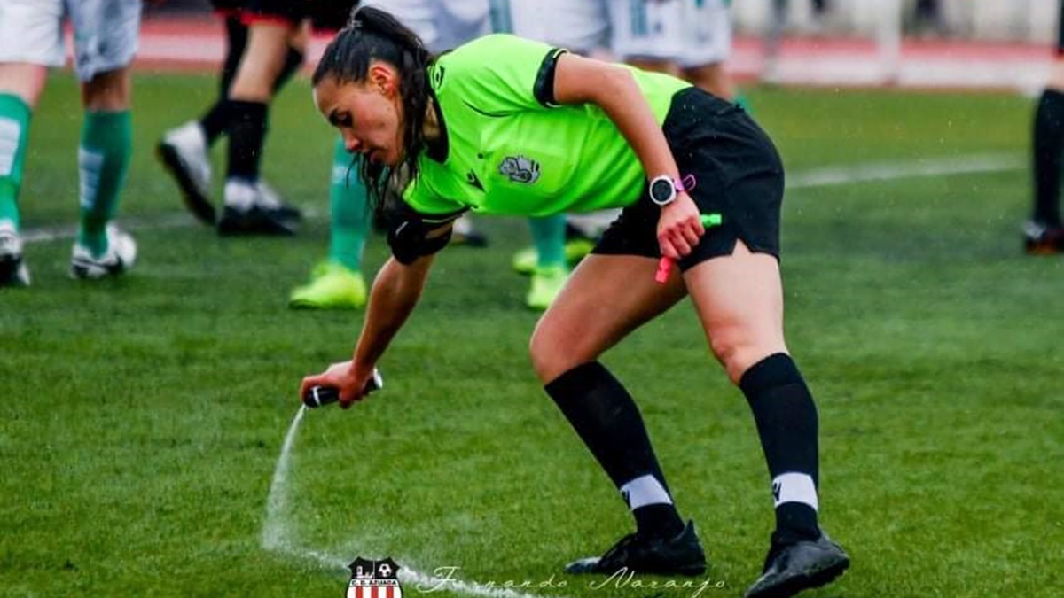 Melissa López arbitrando en la Tercera Extremeña