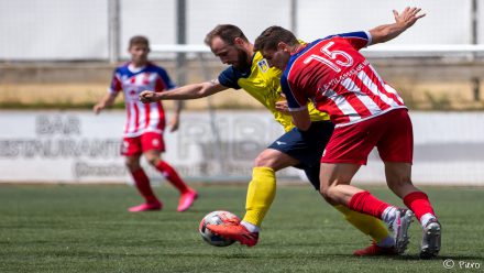 Disputa balón entre Castelldefels y Vilassar