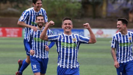 Varios jugador del CD Izarra celebrando un gol