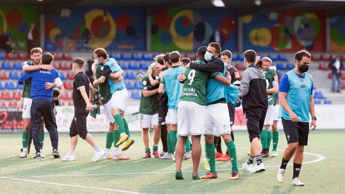 El Racing celebra su victoria en Langreo