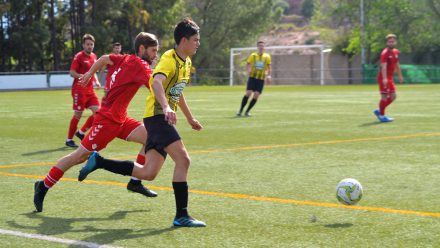 Juvenil Almenara conduce balón