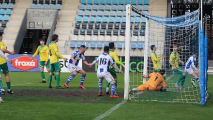 Jugadores del RS Gimnástica celebran un gol