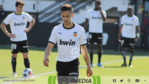 Koba Koindredi, atento a la jugada durante un partido del Valencia Mestalla.