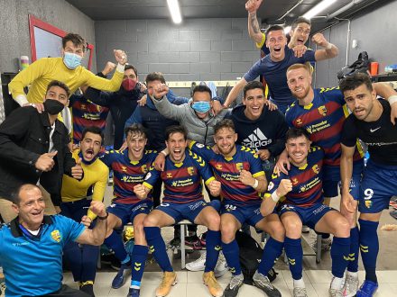 futbolistas llagostera celebrando victoria vestuario