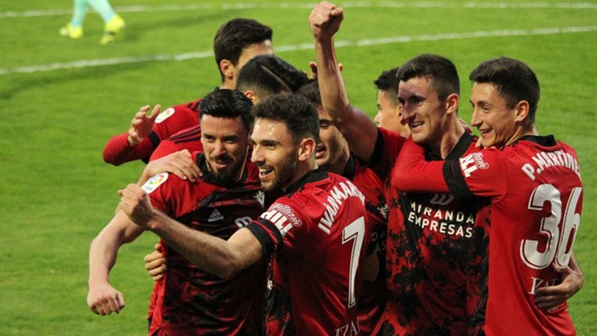 Futbolistas CD Mirandés celebrando un gol