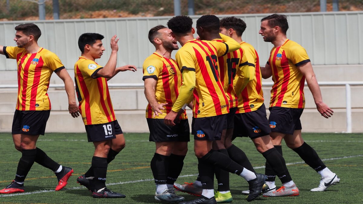 futbolistas sant andreu celebrando gol