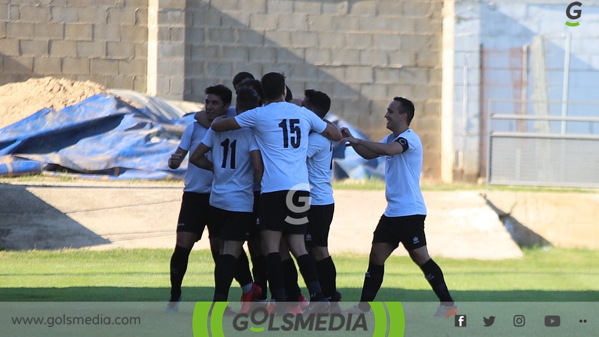 UD Carcaixent celebra un gol