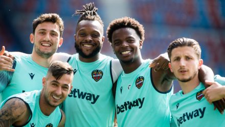 Doukouré y sus compañeros en los últimos entrenamientos del Levante