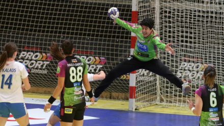 Merche Castellanos detiene el balón con una gran parada durante el partido. 