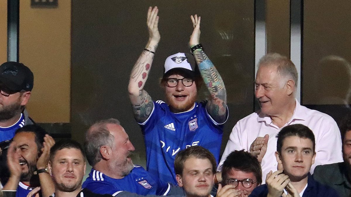 Ed Sheeran revelará nombre de sus discos en las camisetas de su equipo de fútbol - Golsmedia