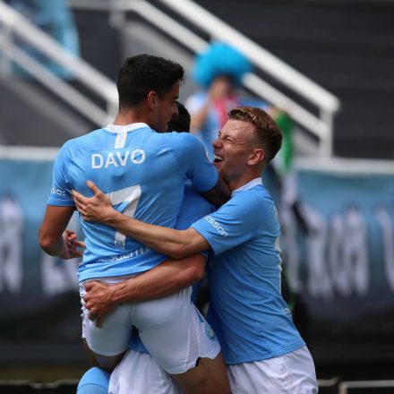 Los jugadores de la UD Ibiza celebrando un gol de Davo