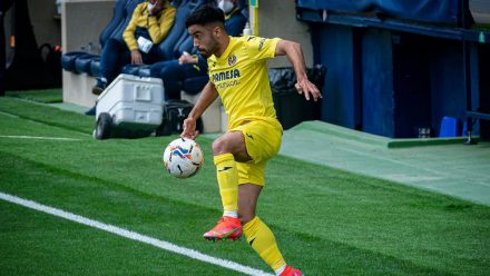 Jaume Costa controlando un balón con el Villarreal