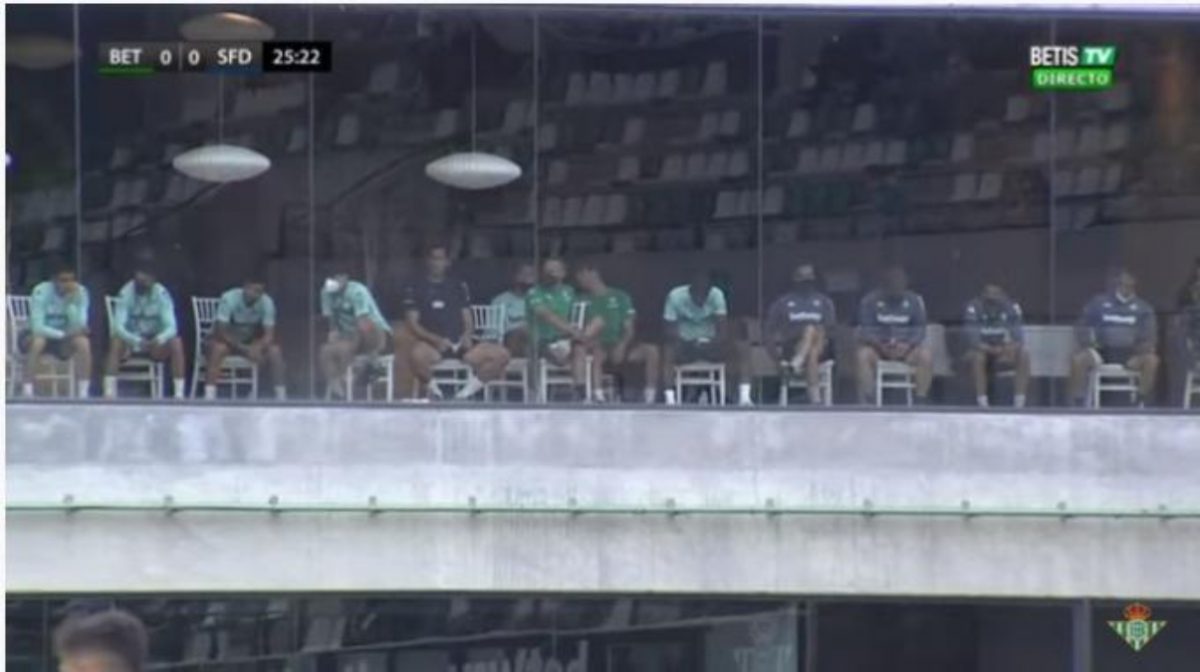 Jugadores primer equipo viendo a Betis Deportivo