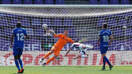 Óscar Plano marcando de cabeza con el Real Valladolid