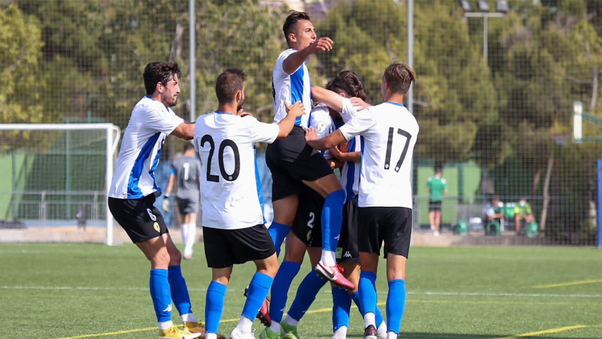 Hércules B celebrando un gol