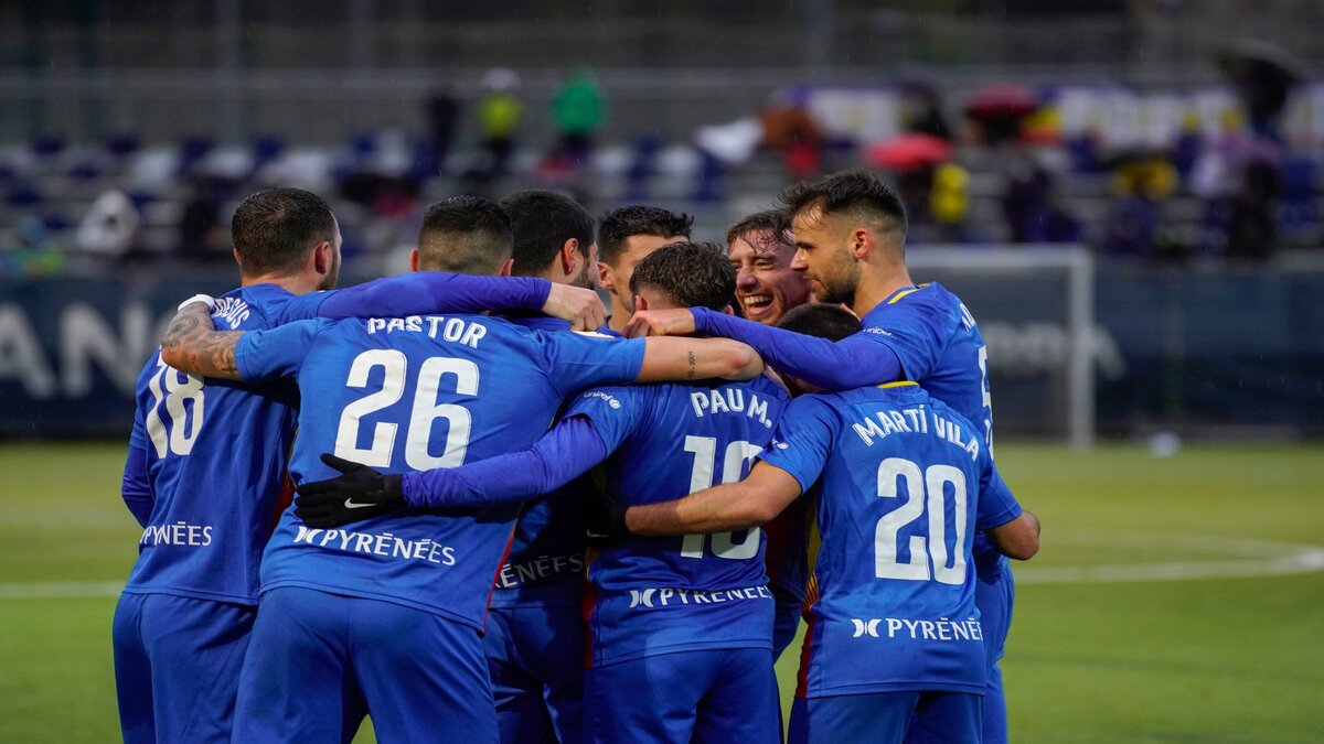 futbolistas andorra celebrando gol