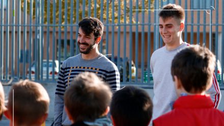 Un sonriente Antxón Jaso en una visita a una escuela con el Burgos