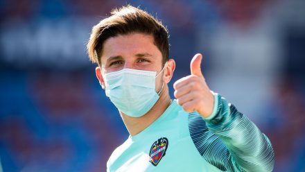 Bardhi con mascarilla en su vuelta a los entrenamientos con el Levante