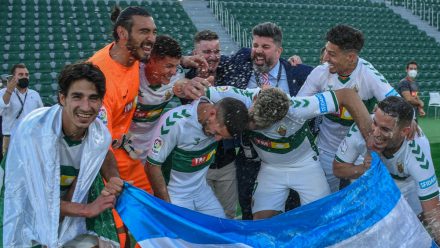 Bragarnik y sus jugadores festejando la permanencia