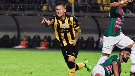 Brian Rodríguez vistiendo la camiseta de Peñarol de Uruguay