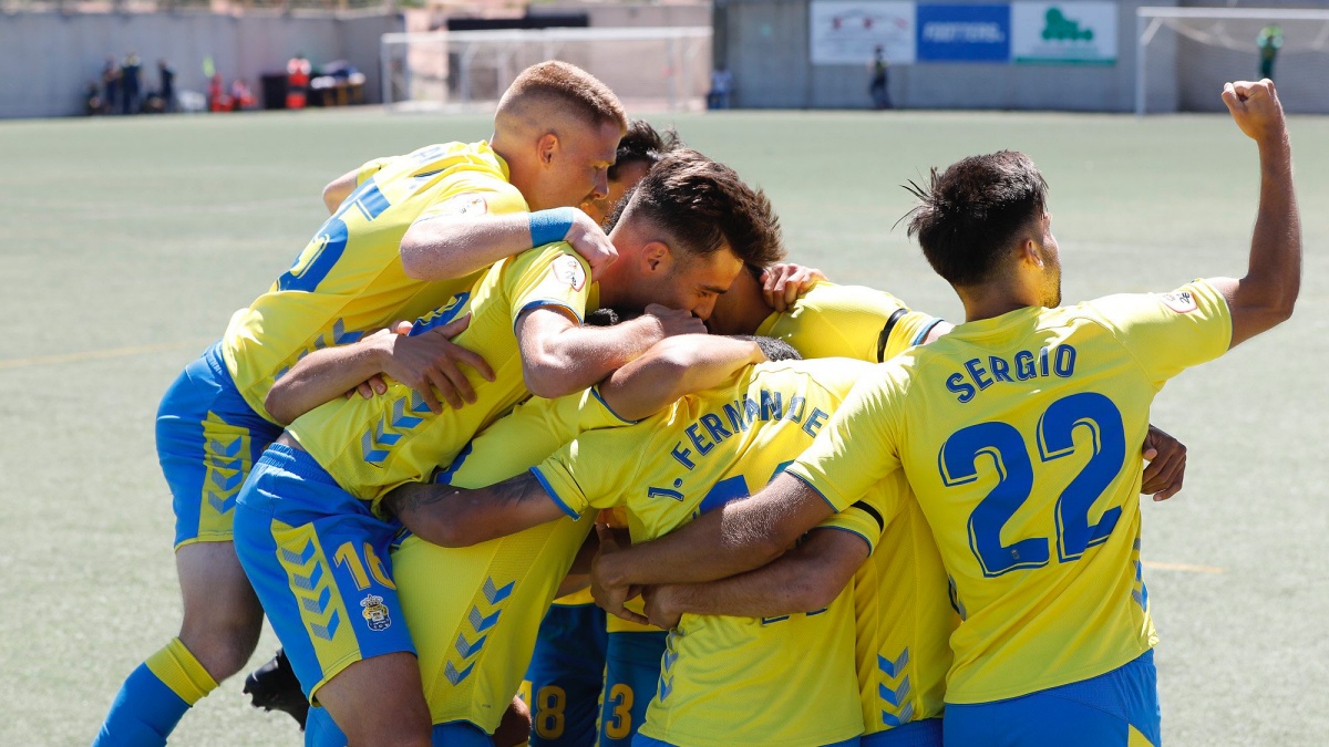 Jugadores de Las Palmas Atlético celebran gol