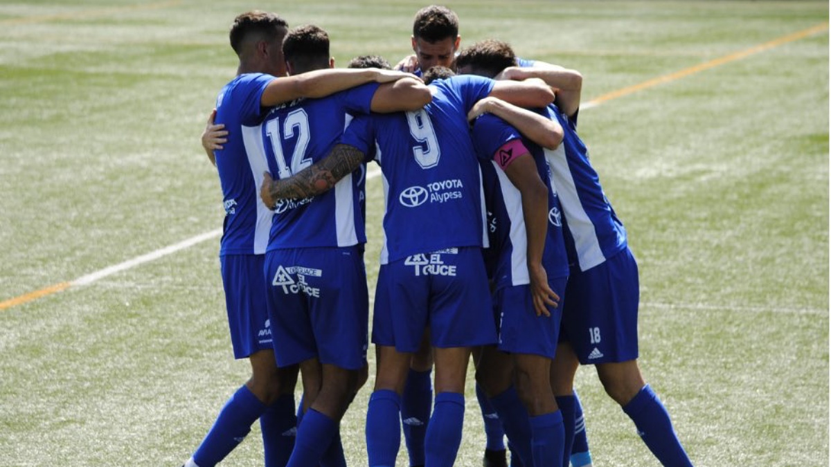 Jugadores de UD San Fernando celebran gol