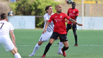 Expósito presiona a Héctor, jugador CF Talavera
