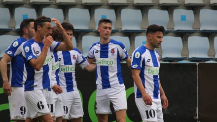 Jugadores del Gimnastica celebrando un gol