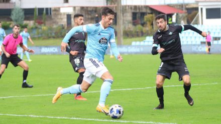 Iker Losada, jugador del Celta B regatea