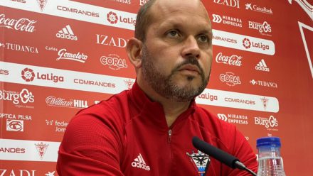 José Alberto López durante una rueda de prensa con el Mirandés
