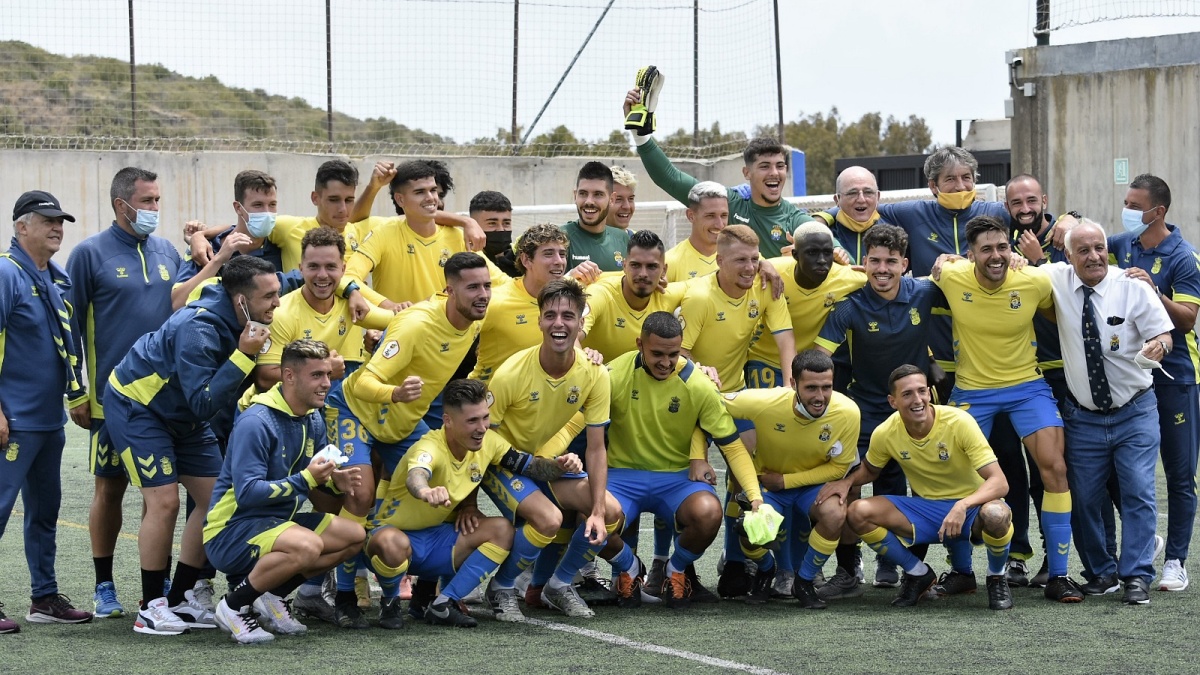 Plantilla Las Palmas Atlético celebra permanencia