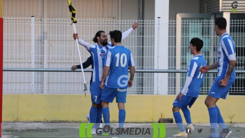 Jugadores Recambios Colón celebrando un gol