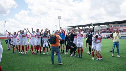 Jugadores UD Sanse celebración afición