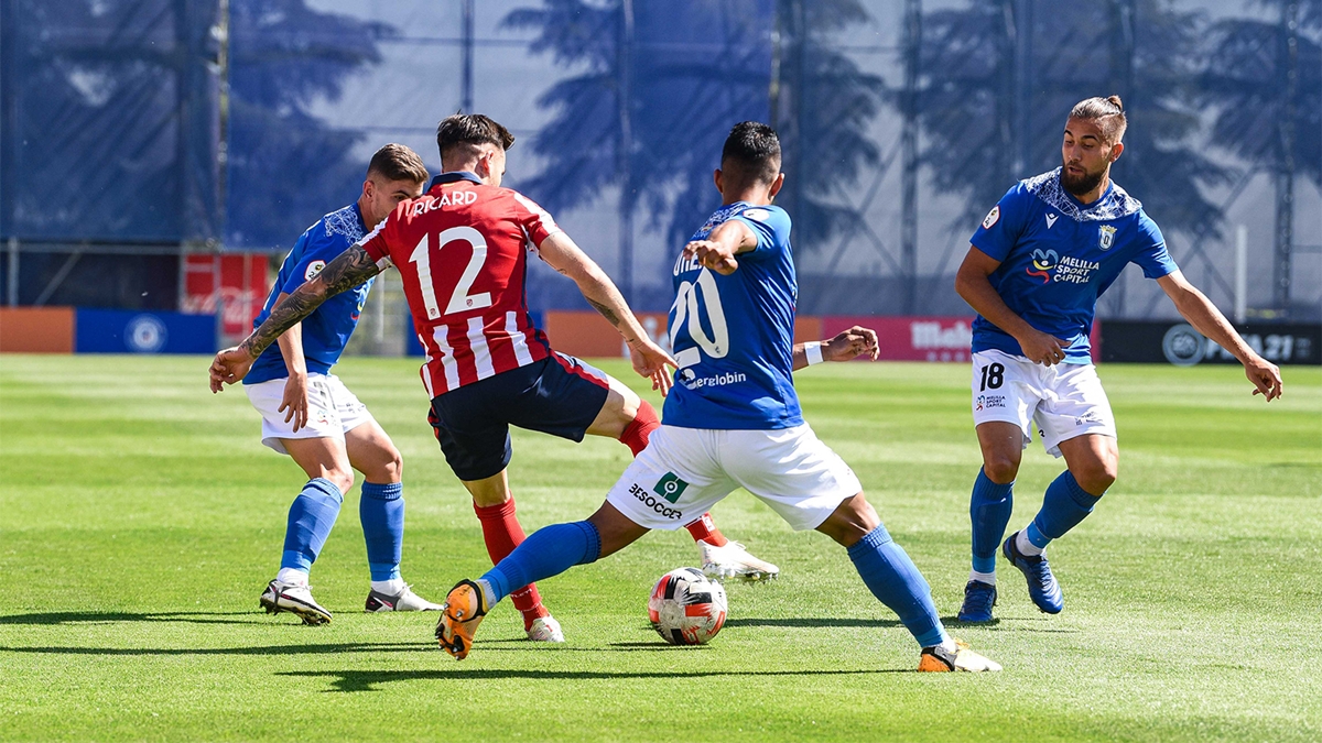 Ricard, del Atleti, rodeado de jugadores del Melilla