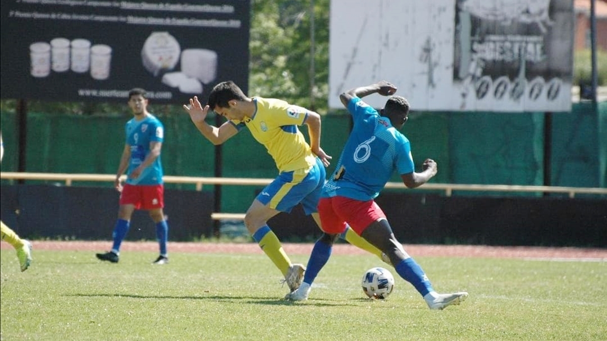 Jugadores Móstoles CF DAV Santa Ana disputa