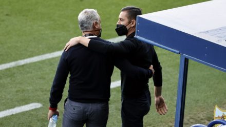 Pellicer y Rodríguez saludan durante el Málaga-Girona